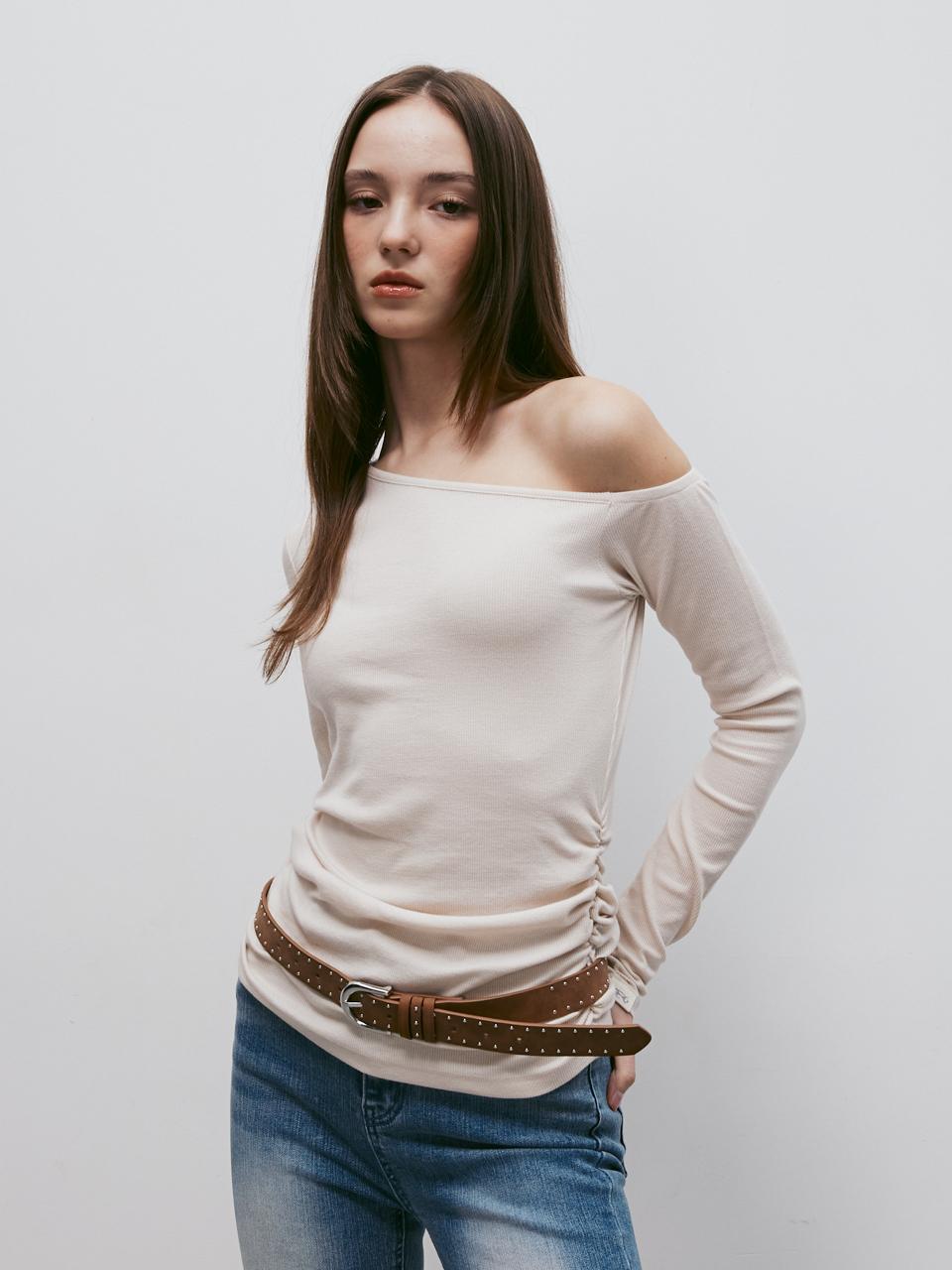 KITTY POTTERY Unbalanced Off-Shoulder Shirring T-Shirt [CREAM]