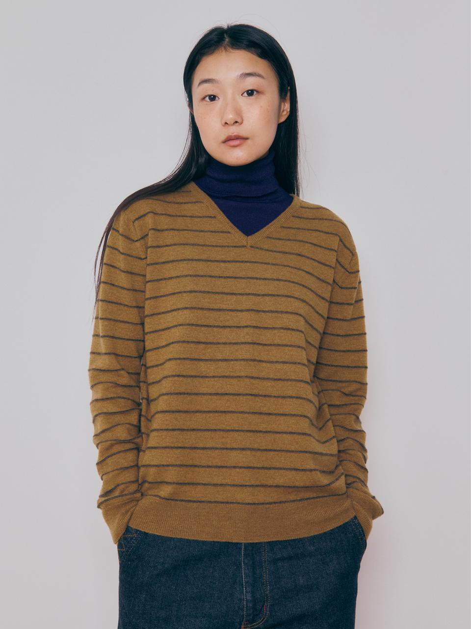 KNITLY [Women] Super Fine Wool Stripe V-neck Sweater (Cam