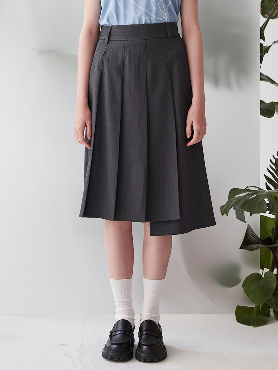 kuho plus Asymmetric Pleats Midi Skirt_Grey