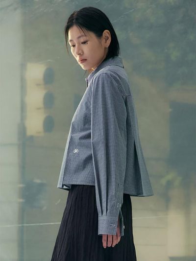kuho plus Back Slit Crop Pleated Blouse [Blue] (KE5260M02P)