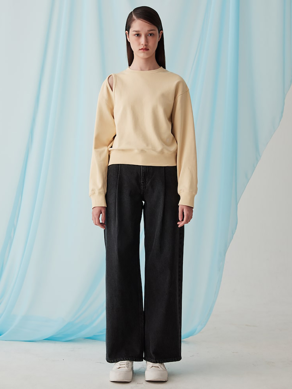 kuho plus Cut-out Point Sweatshirt _Yellow