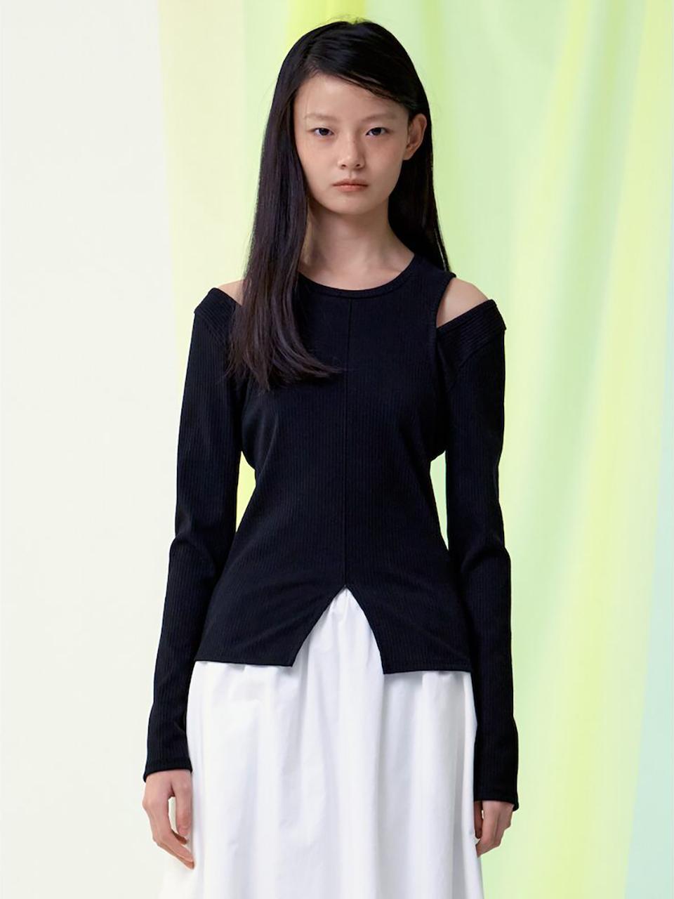 kuho plus CutOut Ribbed Slim Top [Black] (KE5140M025)