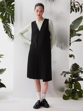kuho plus Pleats Detail Sleeveless Dress _Black