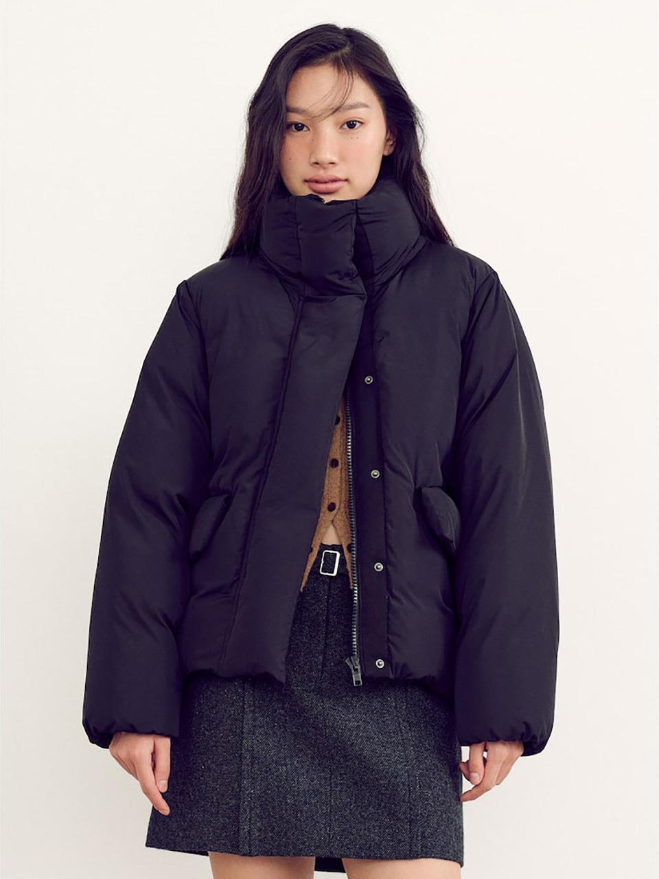 kuho plus Signature Out-pocket Short Down Puffer - Black