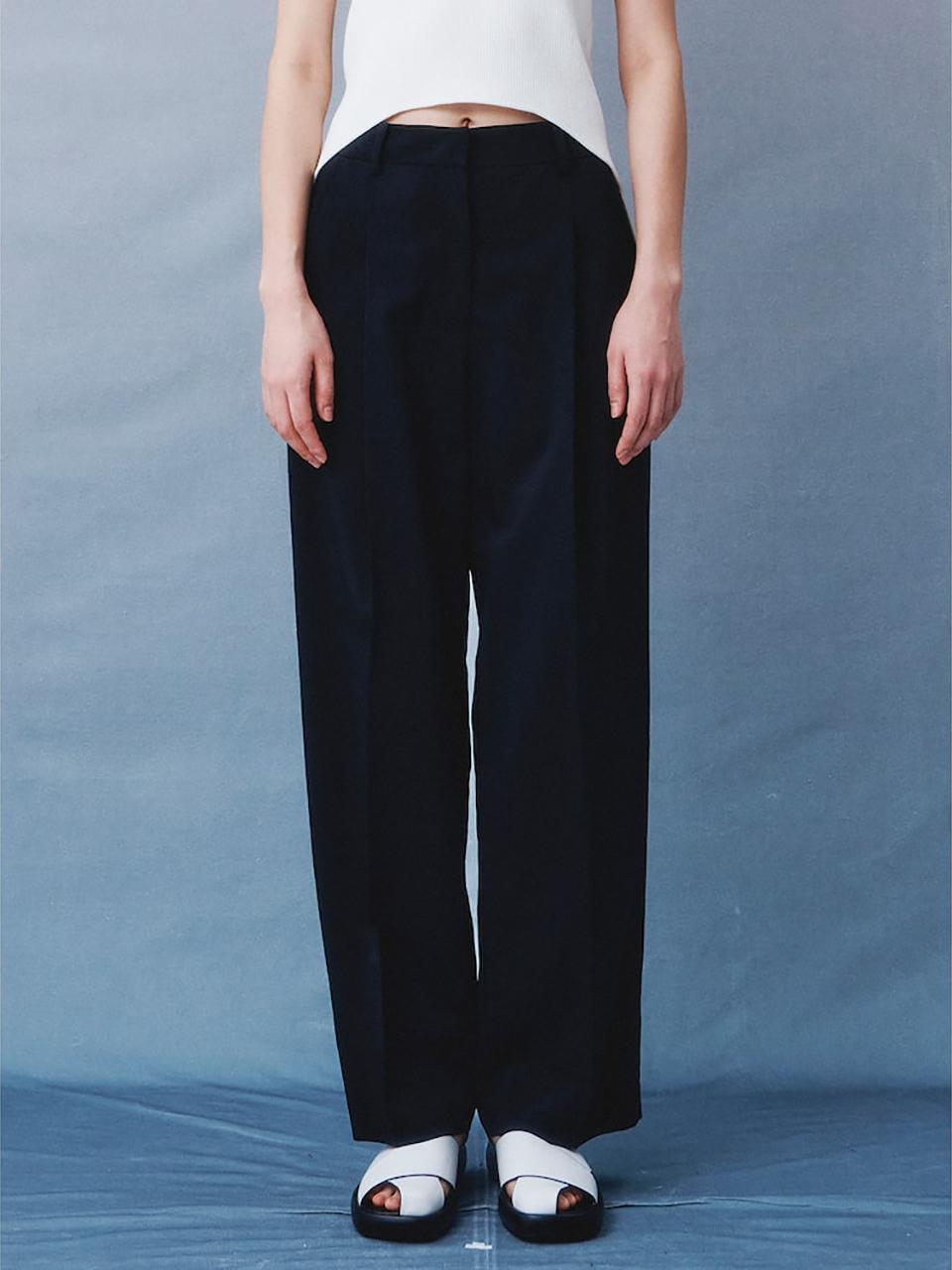 kuho plus Signature Semi Wide Pants Black (KE4321M015)