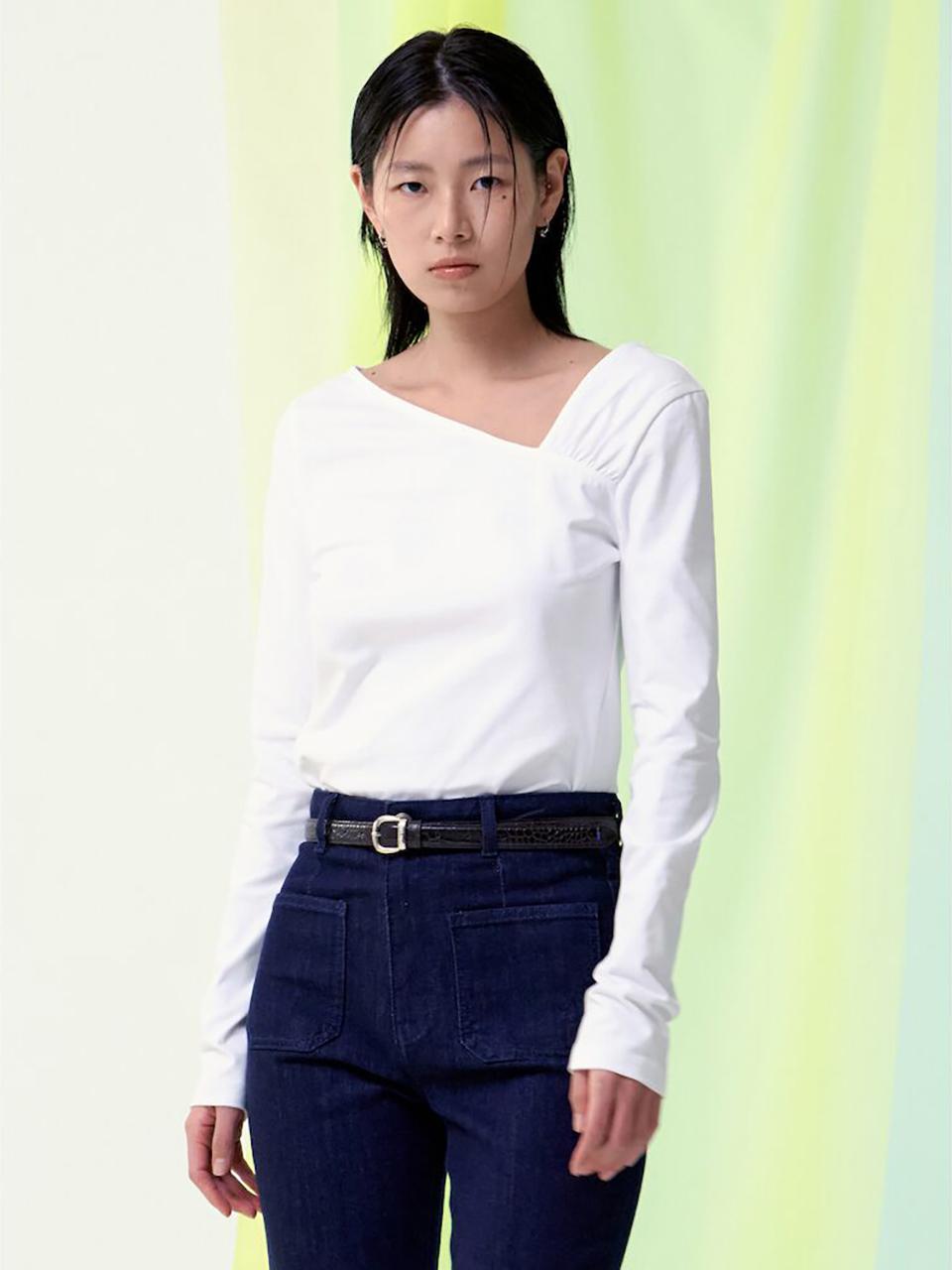 kuho plus Unbalance Sleeve Shirred Slim Fit Top [Ivory] (KE5140M040)
