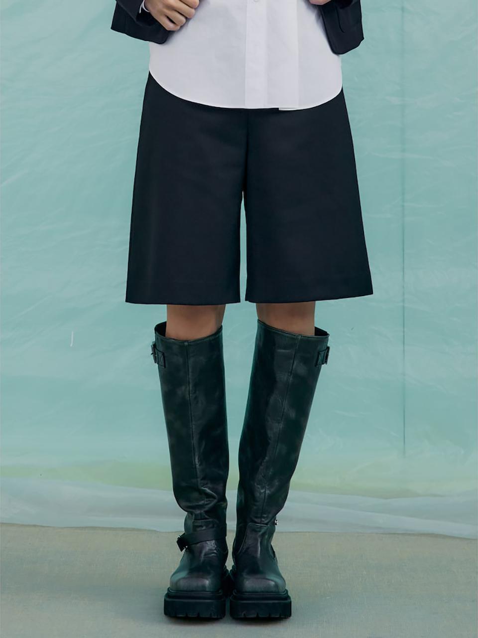 kuho plus Wool Gabardine Semi-Wide Fit Bermuda Shorts [Black] (KE5221M065)
