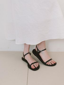 Laminez Lilt Strap Sandal [Black]