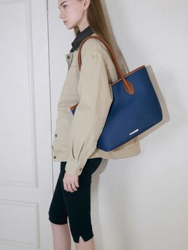 LAP Generously Sized Premium Chelsea Shoulder Bag (AR7AB202)