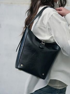 leathery Volted Magnetic Leather Bucket Bag [BLACK]