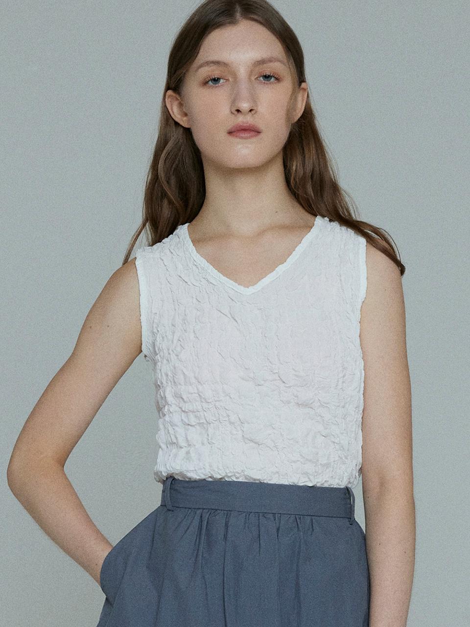 LEIE Liz Wrinkle Sleeveless Blouse (White)