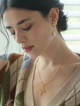 Les Bijoux Philosophy Simple Flower Pendant Necklace