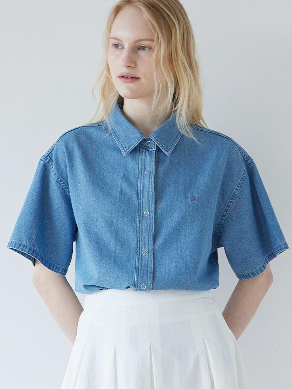 LESEIZIEME Logo Short-Sleeve Denim Shirt [Light Blue]