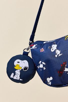 LeSportsac LeSportsac x Peanuts UO Exclusive Circle Pouch Bag Charm in Snoopy Hug Navy at Urban Outfitters