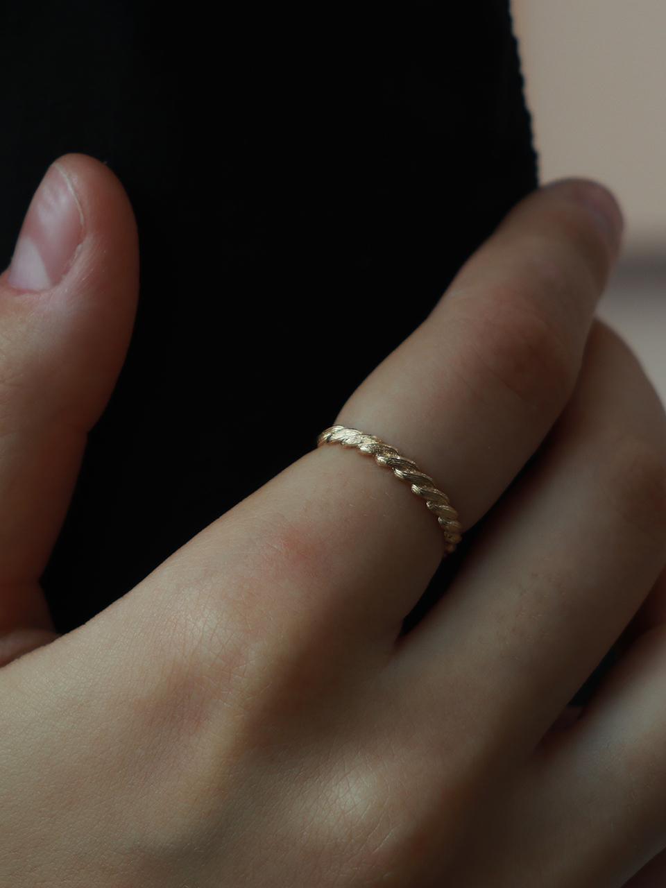 Less is more 14K Gold Thread Ring
