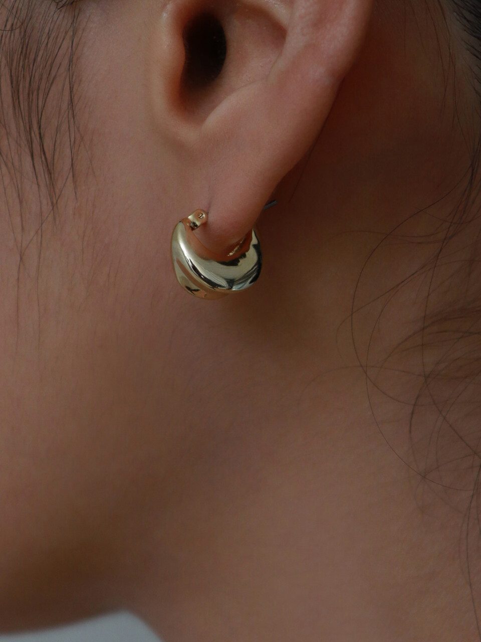 Less is more Oval Volume Earring