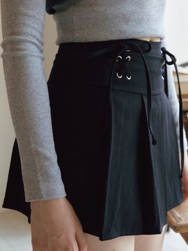 LETTER FROM MOON Eyelet Ribbon Pleats Skirt_Black