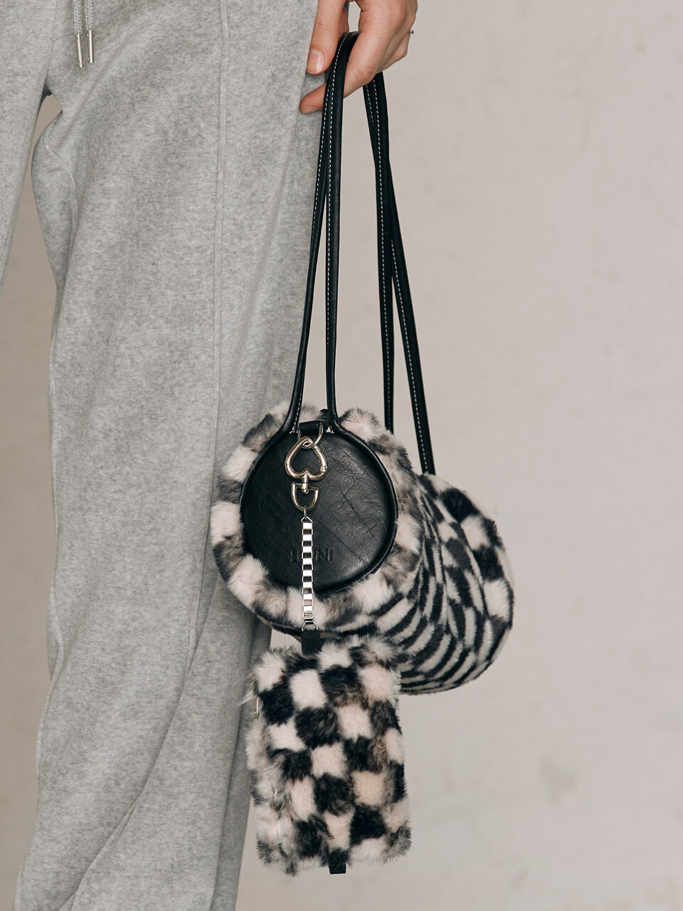 LEUNI Eco Fur Barrel Bag_Checkerboard