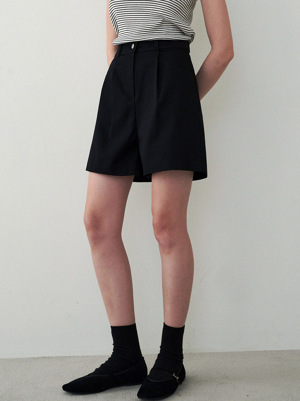 LOEIL Classic Pin-tuck Bermuda Pants _ Black