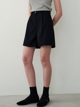LOEIL Classic Pin-tuck Bermuda Pants _ Black