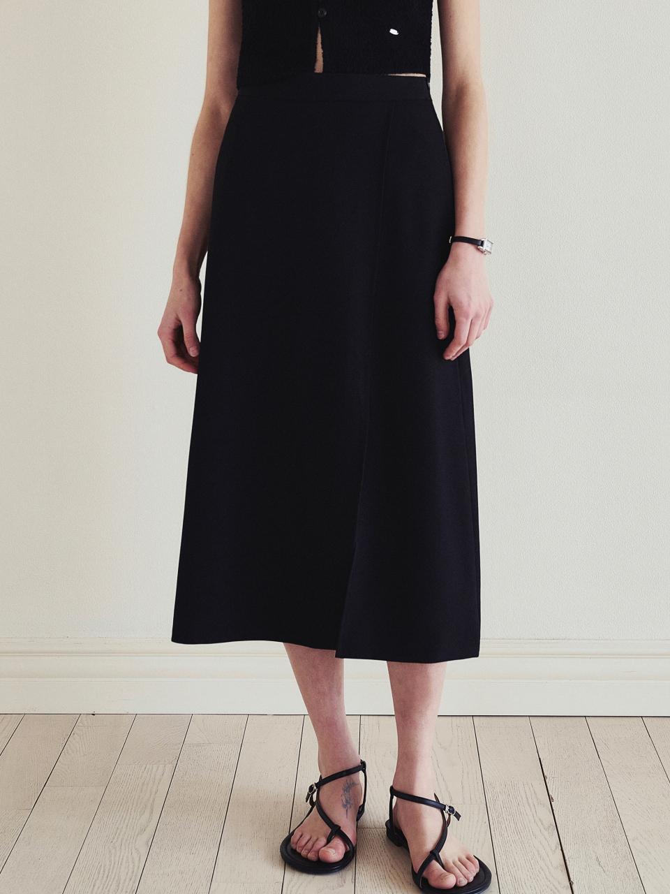 LOEIL Minimalist Slit Long Skirt - Black