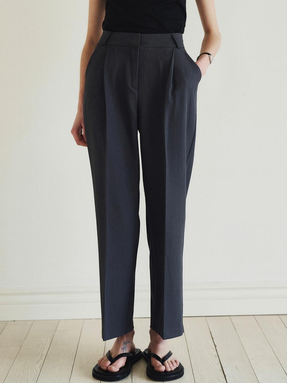 LOEIL Standard One Tuck Slacks - Charcoal