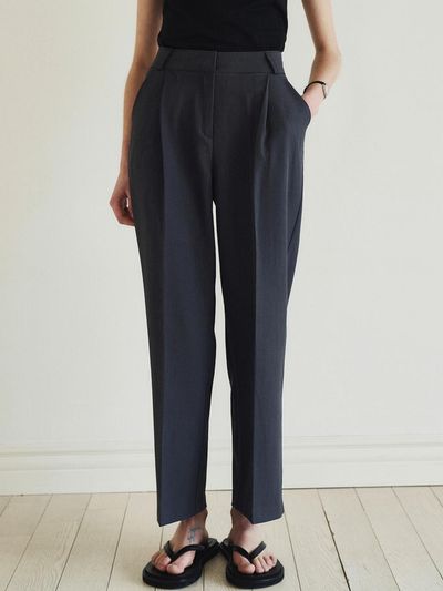 LOEIL Standard One Tuck Slacks - Charcoal