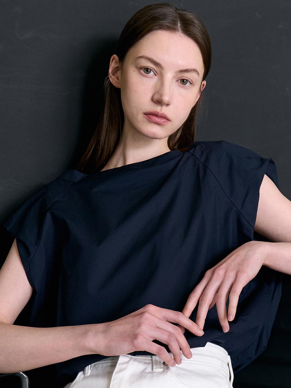 L’oiE Draping Drip Shoulder Volume Blouse (Navy)