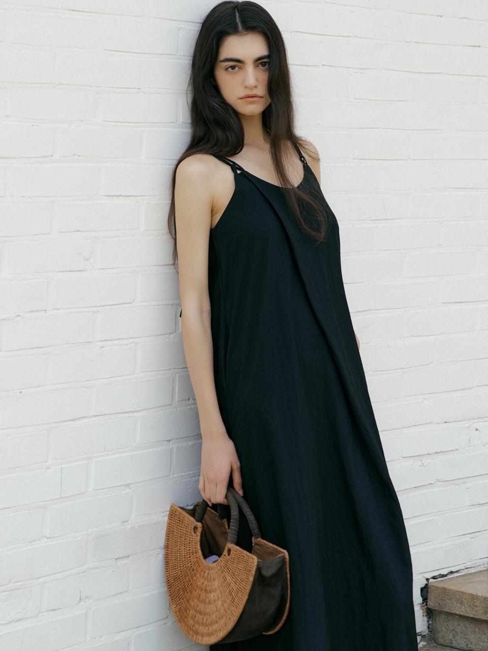 L’oiE Free Strap Overlap Dress_Black