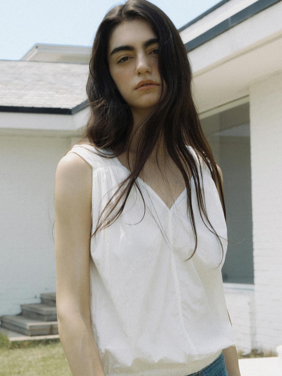 L’oiE Shoulder Shirred Banded Hem Sleeveless Blouse