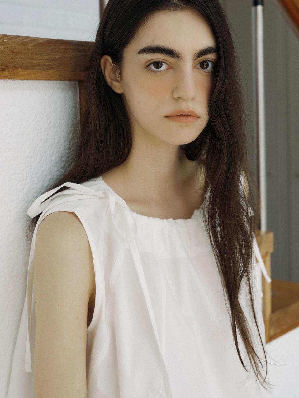 L’oiE Shoulder Strap Sleeveless Blouse_White