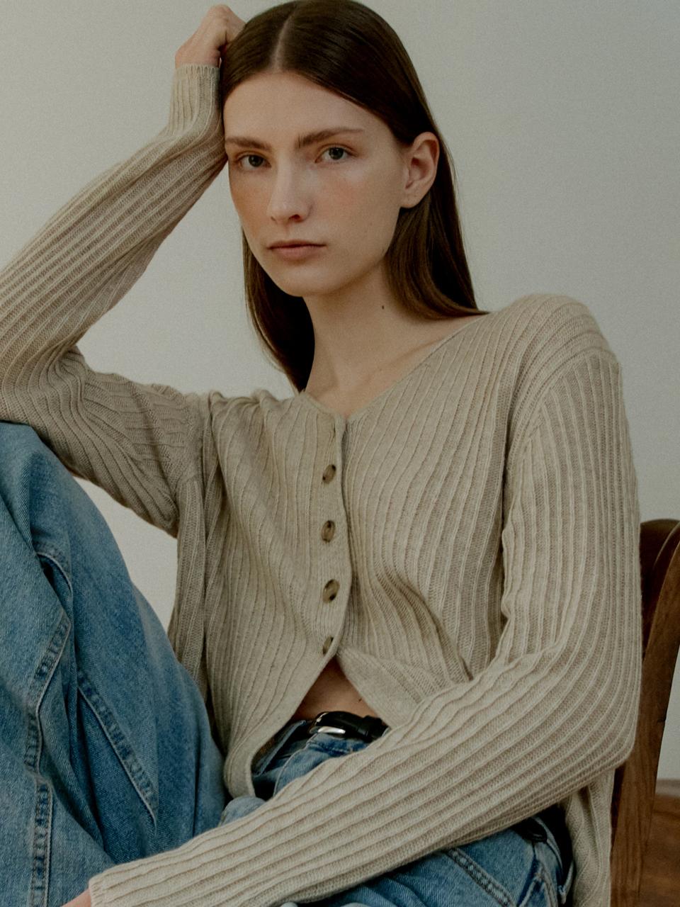 L’oiE Straight Basic V-neck Cardigan  (L181)