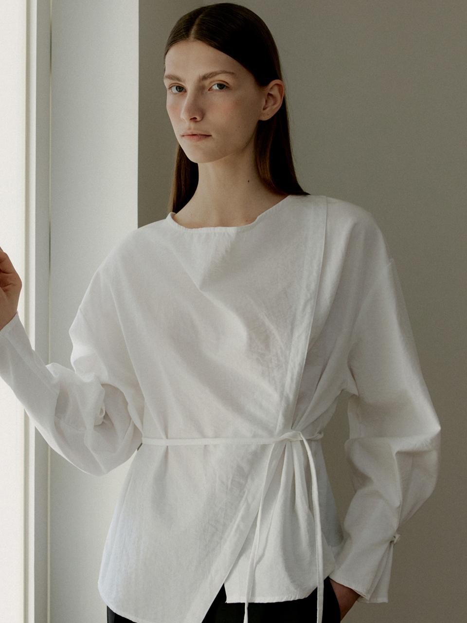 L’oiE Turtleneck Asymmetric Belt Blouse [Beige] (L174)