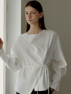 L’oiE Turtleneck Asymmetric Belt Blouse [Beige] (L174)