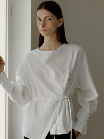 L’oiE Turtleneck Asymmetric Belt Blouse [Beige] (L174)