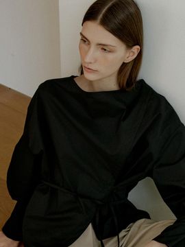 L’oiE Turtleneck Asymmetric Open Belt Blouse [Black] (L175)
