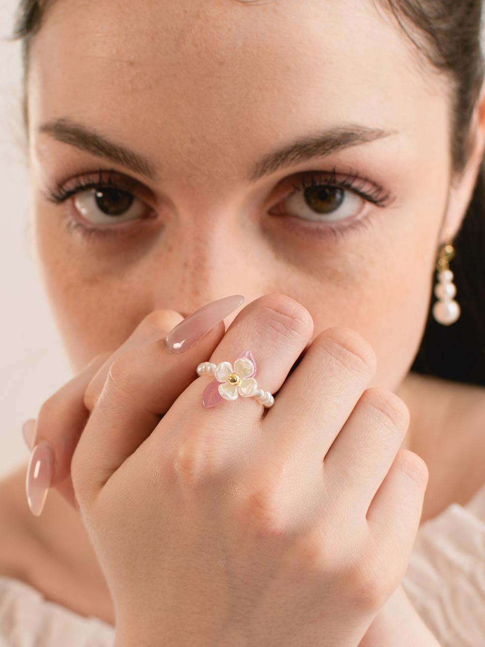 L’OMBRILLANT Freshwater Pearl Adjustable Floral Ring [Pink]