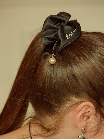 L’OMBRILLANT Love Pearl Charm Scrunchie
