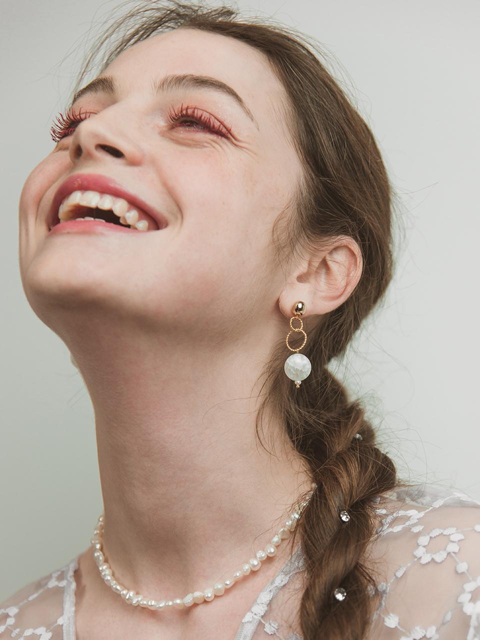 L’OMBRILLANT Matte Silver Circular Pearl Earrings [Beige]