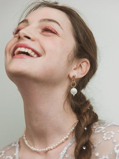 L’OMBRILLANT Matte Silver Circular Pearl Earrings [Beige]