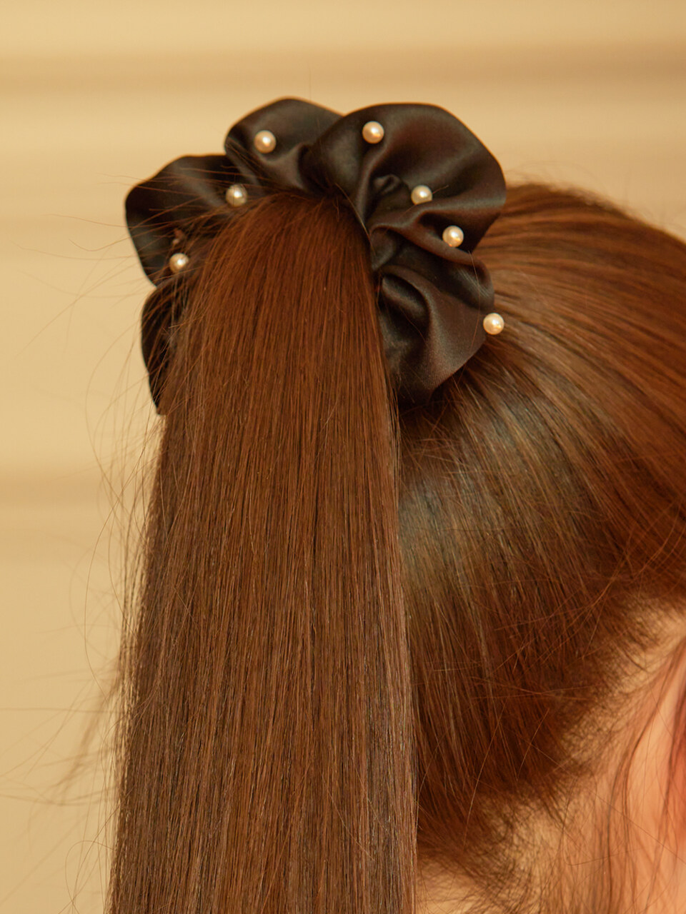 L’OMBRILLANT Satin Pearl Accent Scrunchi