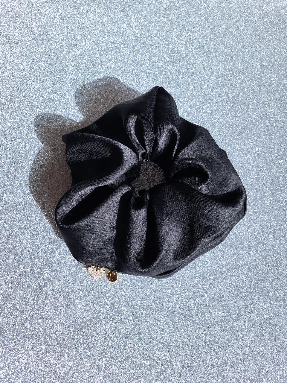 L’OMBRILLANT Silk Pleated Heart Pendant Scrunchie [Black]