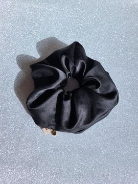 L’OMBRILLANT Silk Pleated Heart Pendant Scrunchie [Black]