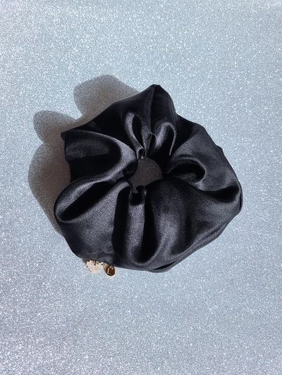 L’OMBRILLANT Silk Pleated Heart Pendant Scrunchie [Black]