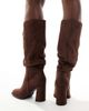 London Rebel Wide Fit London Rebel Wide Fit Maggie slouchy block heel boots in choc micro-Brown - 4