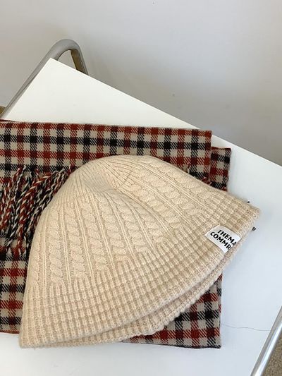 LOOKING4U lettering label tab knit bucket hat beige
