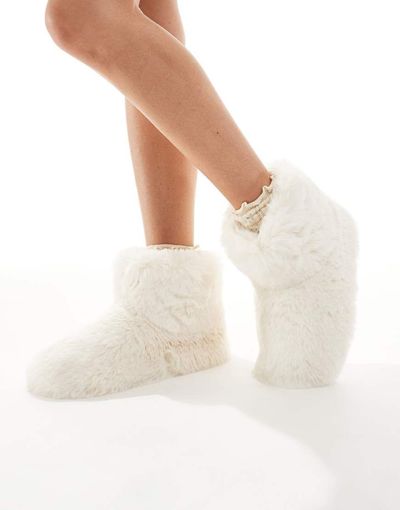 Loungeable Loungeable cozy slipper boots in cream faux fur-White