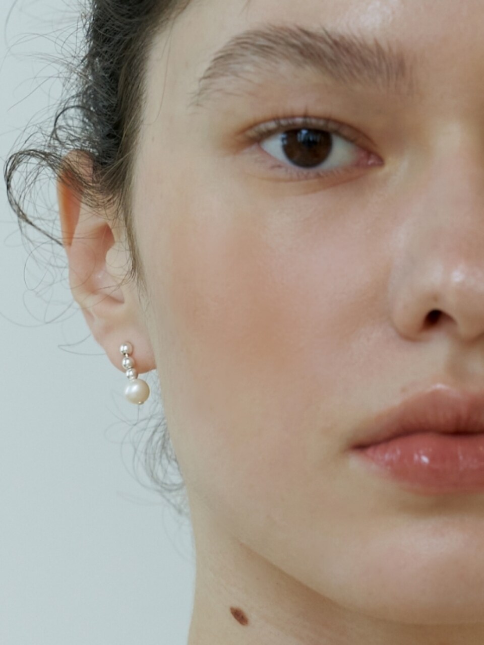 LOVE ME MONSTER Hematite Pearl Stick Earrings