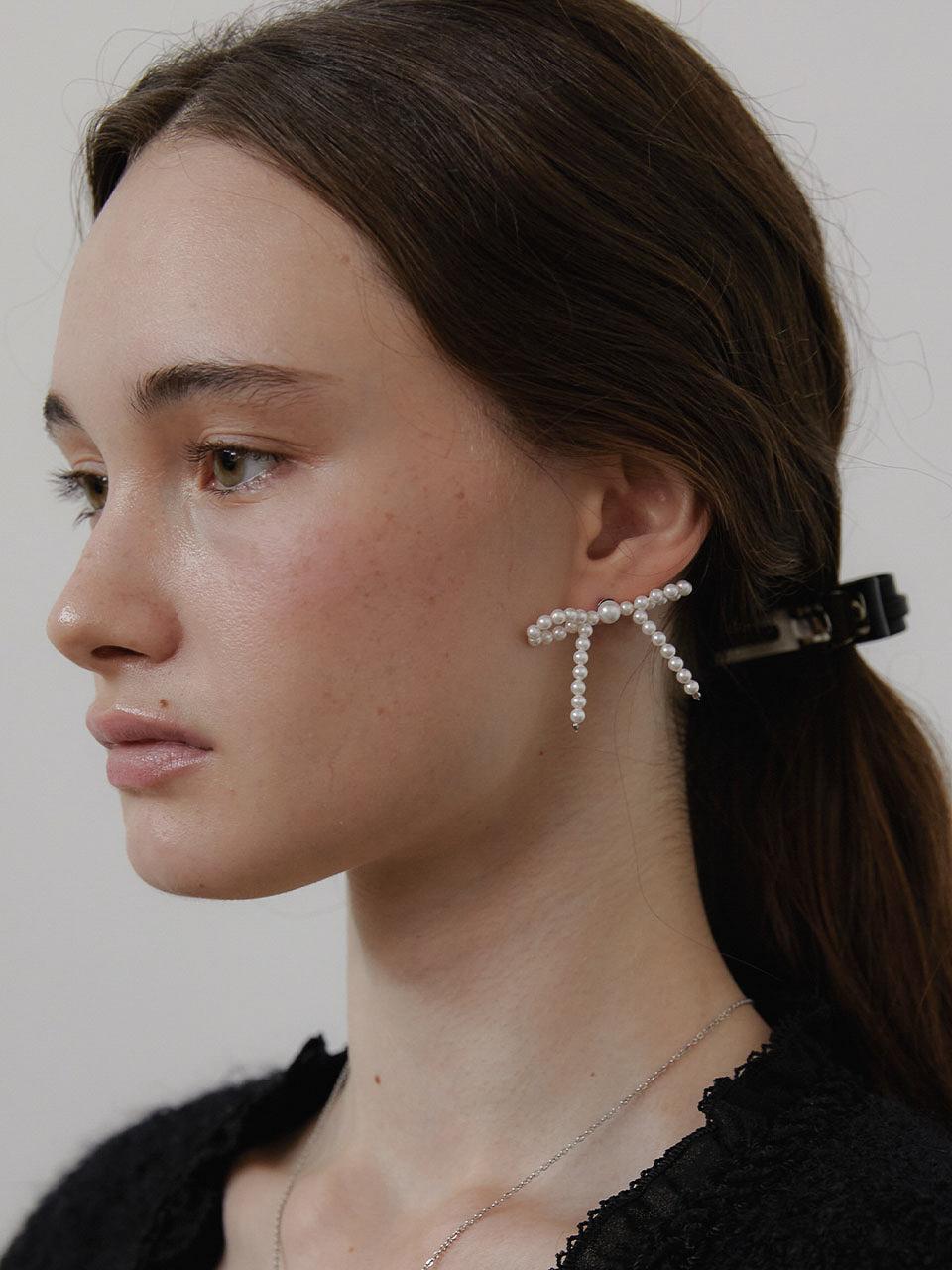 LOVE ME MONSTER Minimal Pearl Ribbon Earrings (L244MER020)