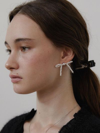 LOVE ME MONSTER Minimal Pearl Ribbon Earrings (L244MER020)